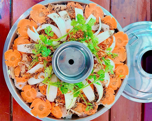 Cá lóc hấp muốn ăn kèm bánh tráng cuốn bún và rau - Du lịch Tuấn Tường