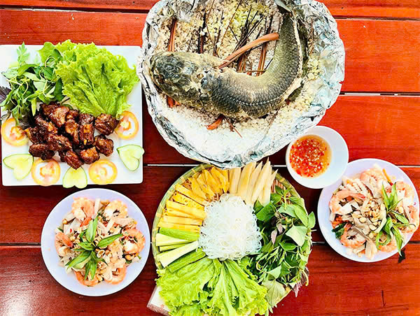 Cá lóc hấp muốn ăn kèm bánh tráng cuốn bún và rau - Du lịch Tuấn Tường