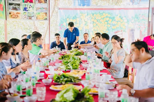Giao lưu và kết nối kinh doanh cùng hội viên - Du lịch Tuấn Tường