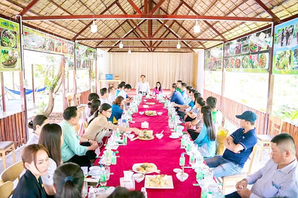 Giao lưu và kết nối kinh doanh cùng hội viên - Du lịch Tuấn Tường