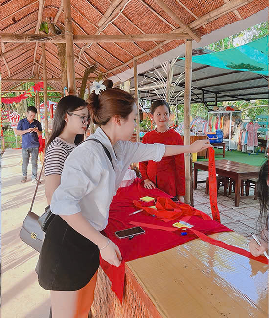 Hoạt động treo dây đỏ ước nguyện -  Du lịch Tuấn Tường