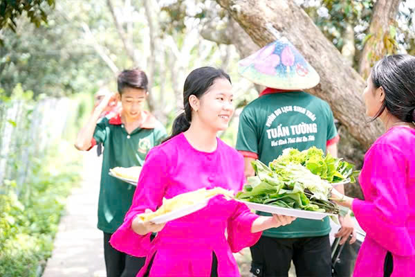 Giao lưu và kết nối kinh doanh cùng hội viên - Du lịch Tuấn Tường