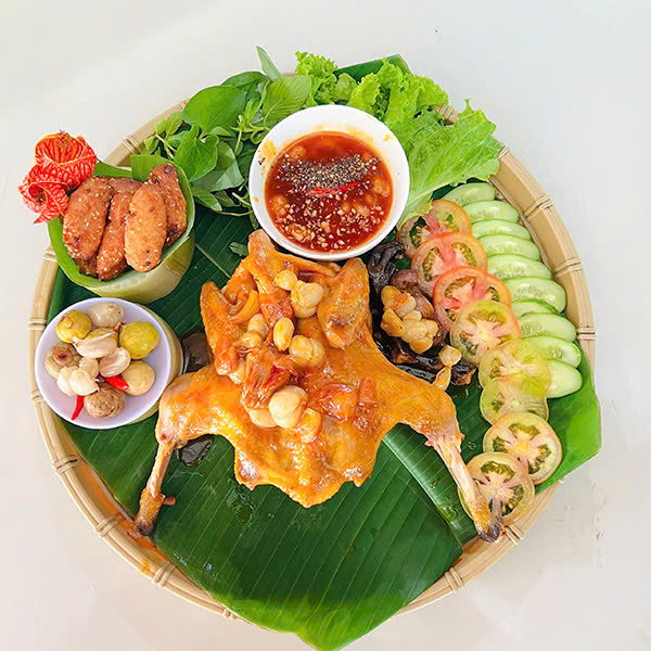Món ăn gà om dâu Hạ Châu Đất Phong Điền - Du lịch Tuấn Tường