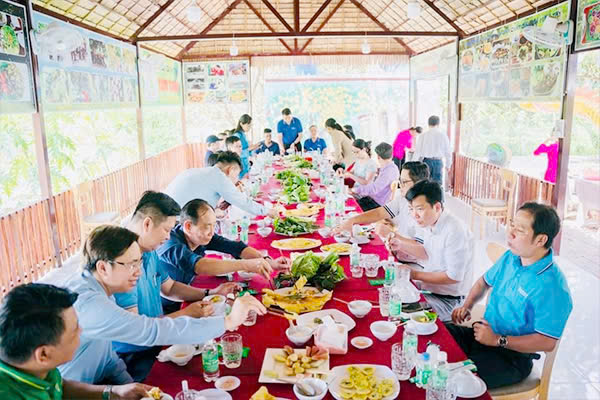 Giao lưu và kết nối kinh doanh cùng hội viên - Du lịch Tuấn Tường