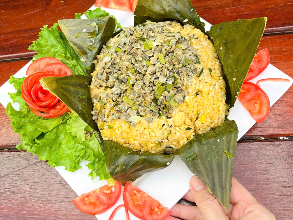 Cơm Hến Hấp Lá Sen – Món Ăn Mộc Mạc & Thanh Đạm
