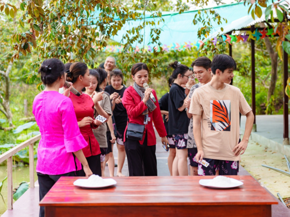 Trò Chơi Chuyền Bột Bằng Miệng – Tập Thể Hấp Dẫn Tại Tuấn Tường
