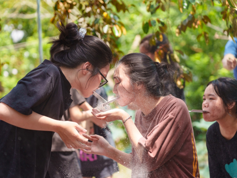 Trò Chơi Chuyền Bột Bằng Miệng – Tập Thể Hấp Dẫn Tại Tuấn Tường